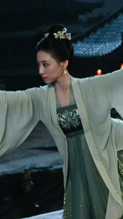 满庭芳 胡连馨