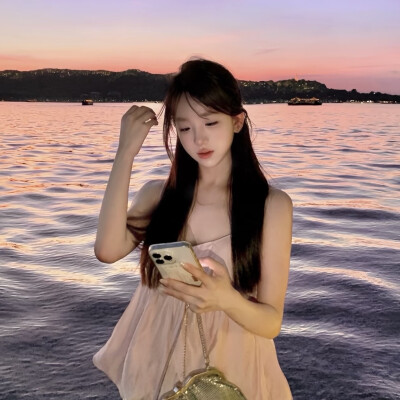 凌晨的海 难言的爱.
侵权删