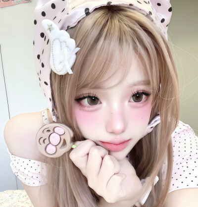 女头
爱和恨 这两样是不能抵挡的 我把刀架在你脖子上的同时 也觉得你的眼睛真的很漂亮