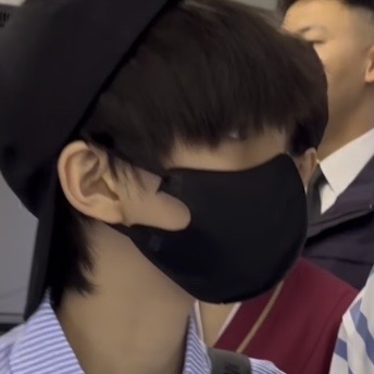 陈思罕
在跟哥哥说悄悄话