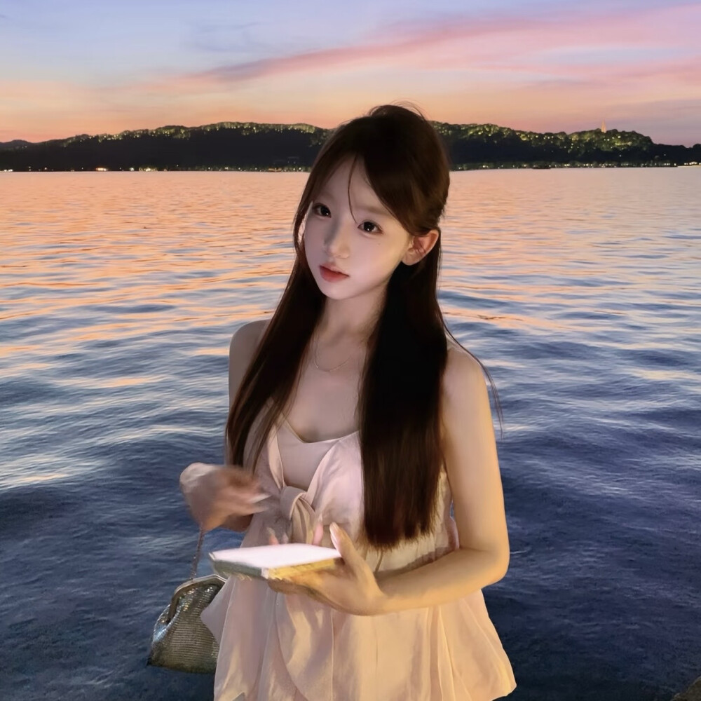 凌晨的海 难言的爱.
侵权删