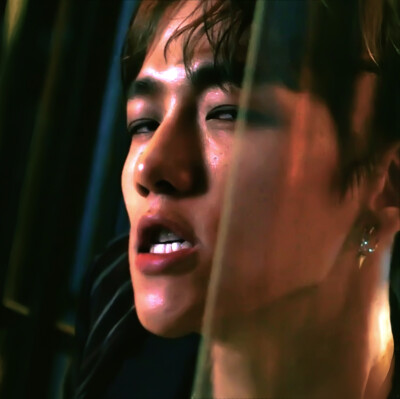 ： 你總是問我想要什麼 於是我看著你突然好想嘆氣
