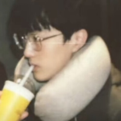 手手