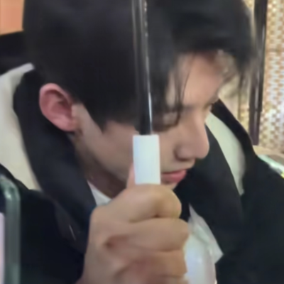 给你撑伞的伟明如何