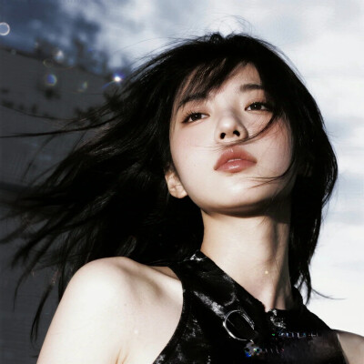 冷色调质感女生头像，来自网络侵删