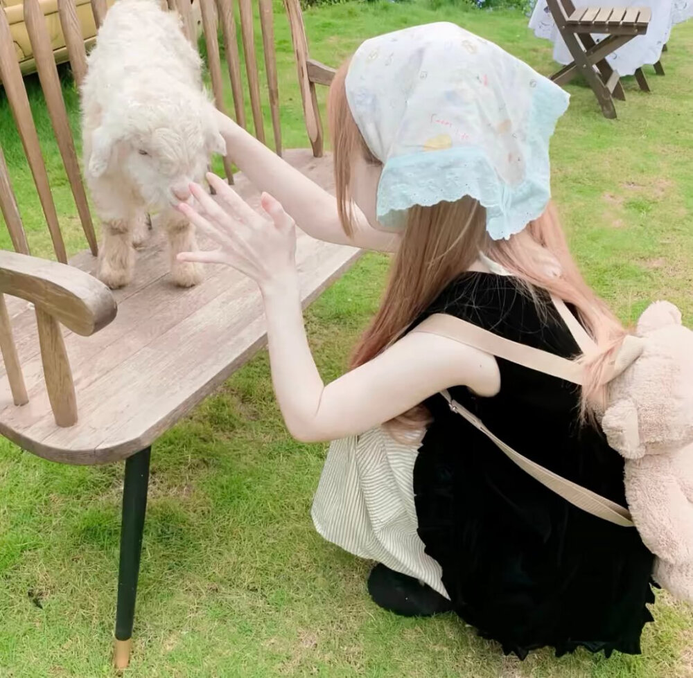 你能不能不要有那么多情绪 我们只是朋友 .