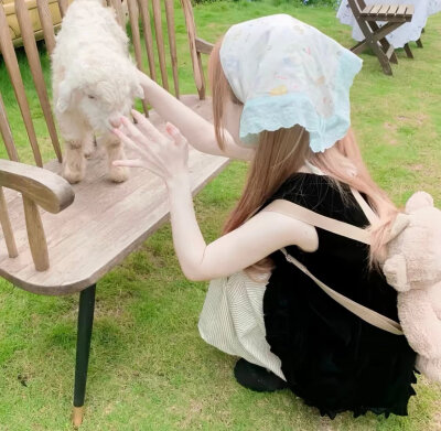 你能不能不要有那么多情绪 我们只是朋友 .