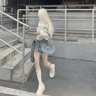 女