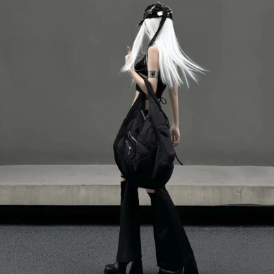 女