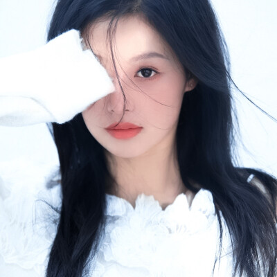 余茵