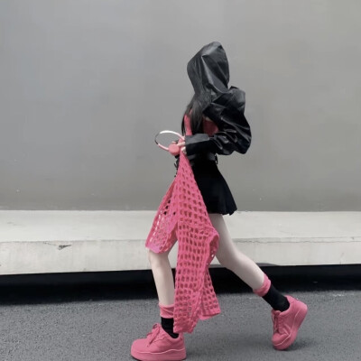 女