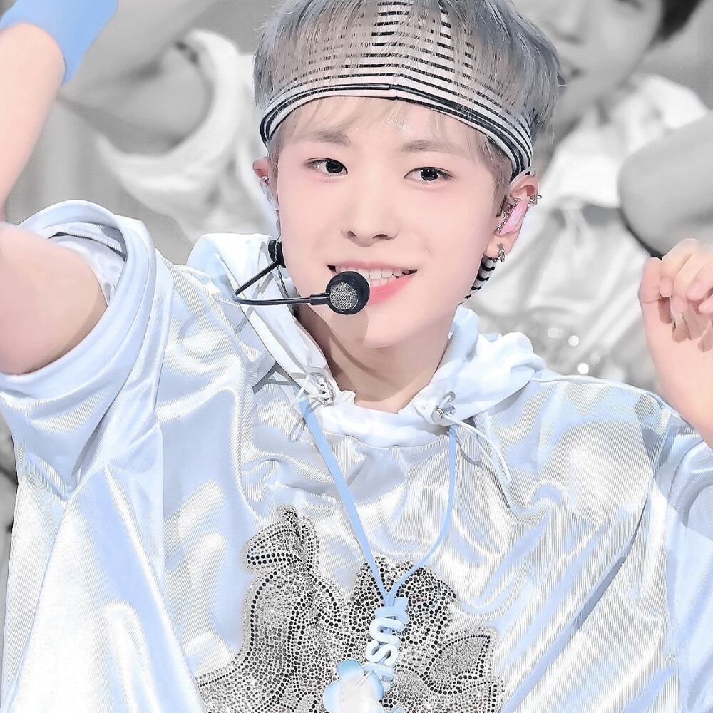 眼泪要是可以变成棉花就好了 每掉一颗就变成一朵蓬松的棉花 这样哪怕一直在哭眼泪也只会变成棉花团 后知后觉发现自己被毛绒绒包围了
