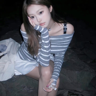 ，