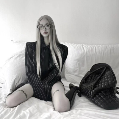 女