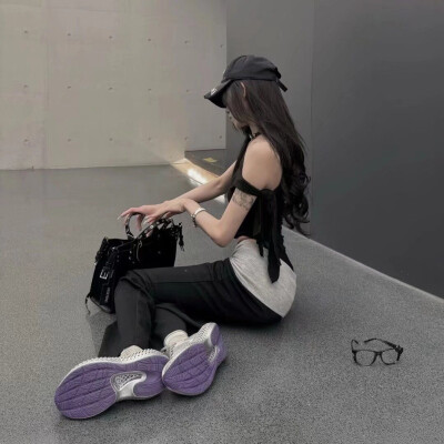 女