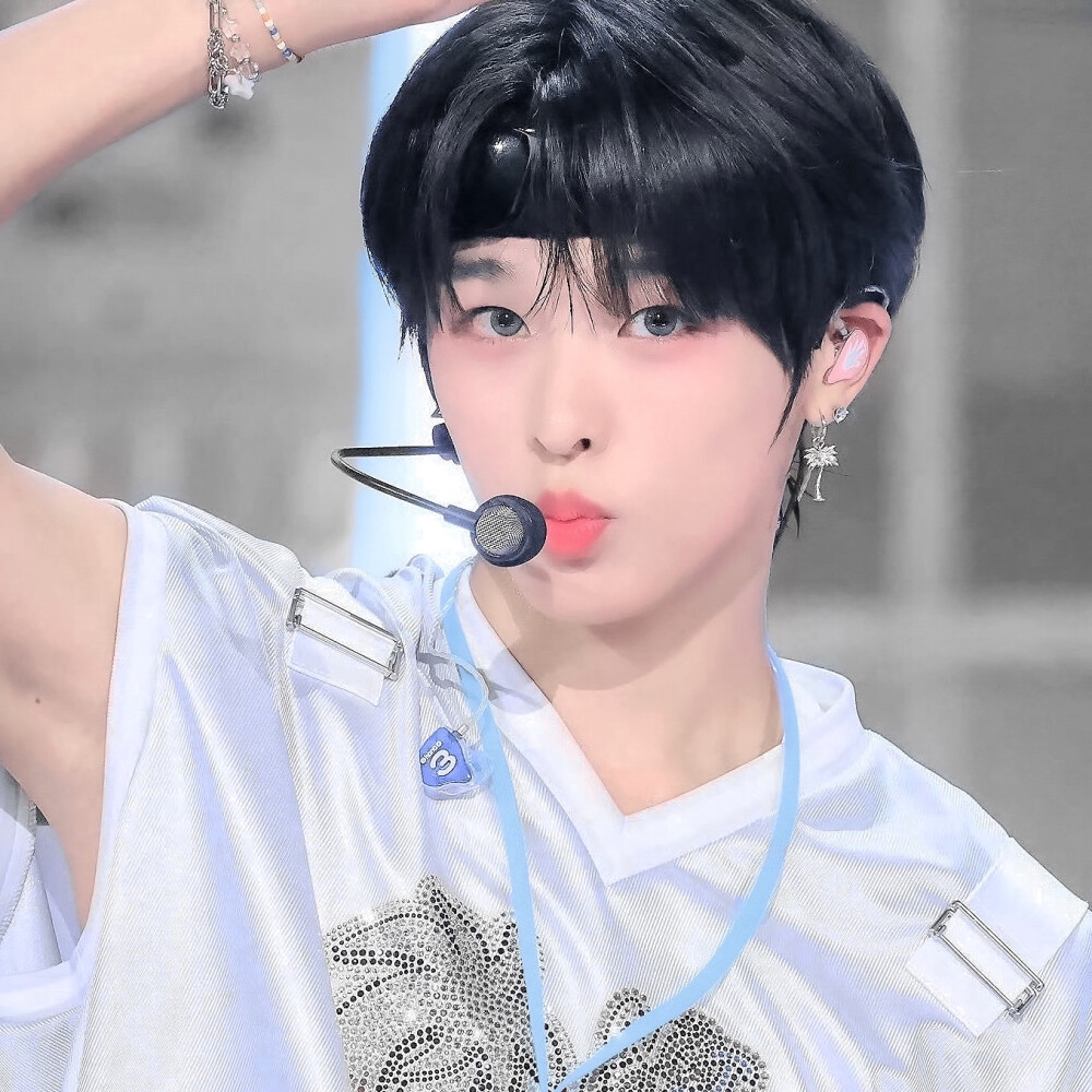 眼泪要是可以变成棉花就好了 每掉一颗就变成一朵蓬松的棉花 这样哪怕一直在哭眼泪也只会变成棉花团 后知后觉发现自己被毛绒绒包围了
