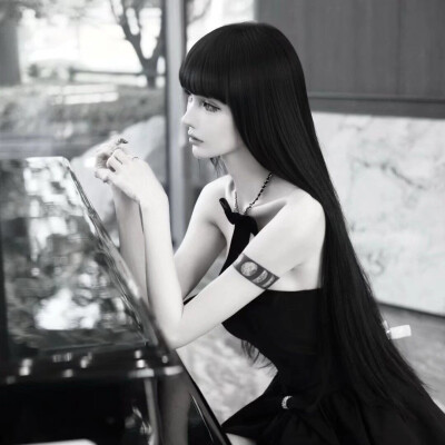 女