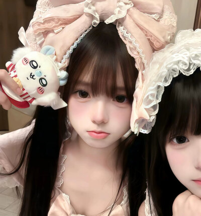 你能不能不要有那么多情绪 我们只是朋友 .