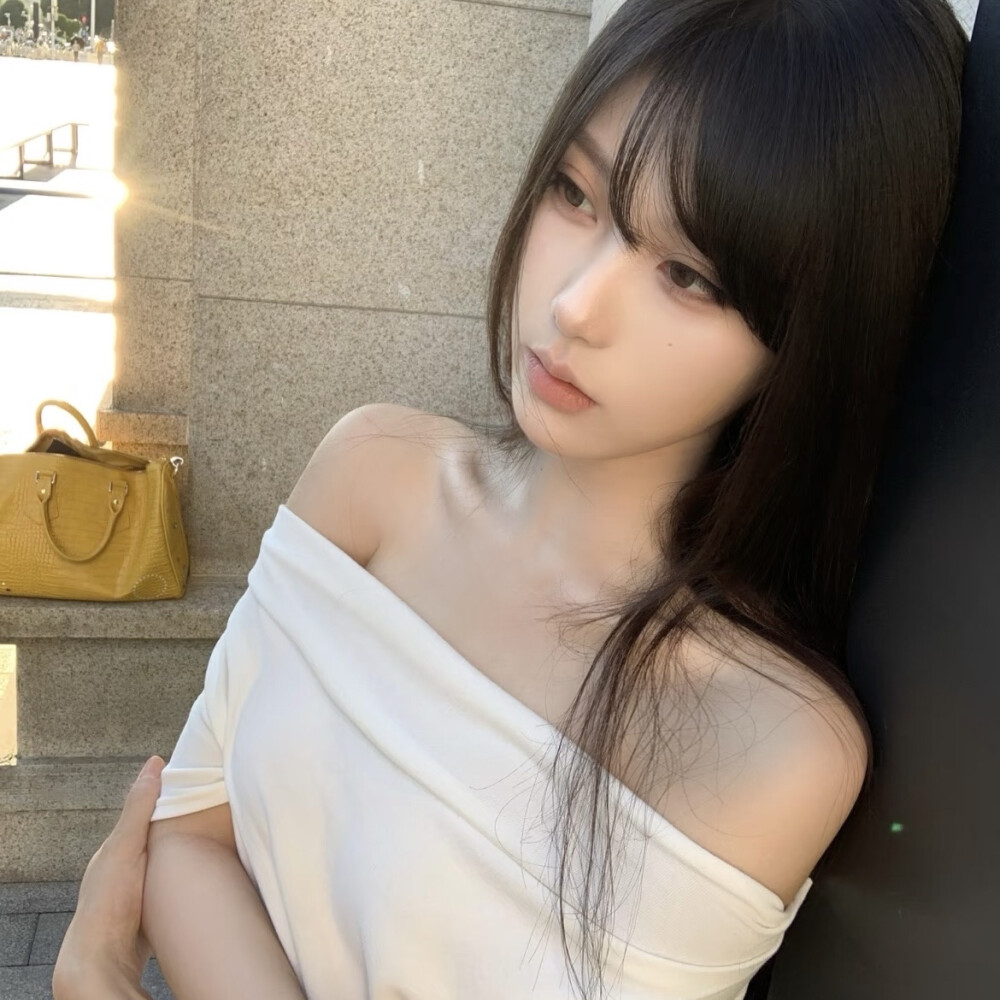 ，