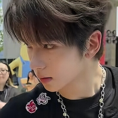 哥哥你耳朵好红