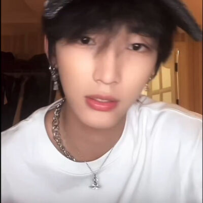 ><
