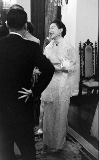 晚宴上着旗袍的女士，1956