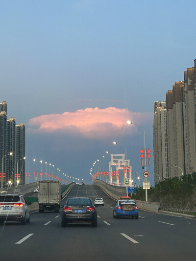 空中有朵彩色的云