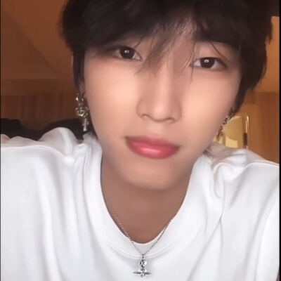 ><
