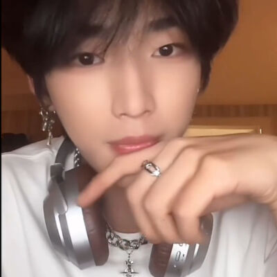 ><

