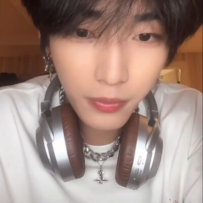 ><
