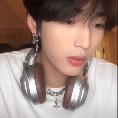 ><
