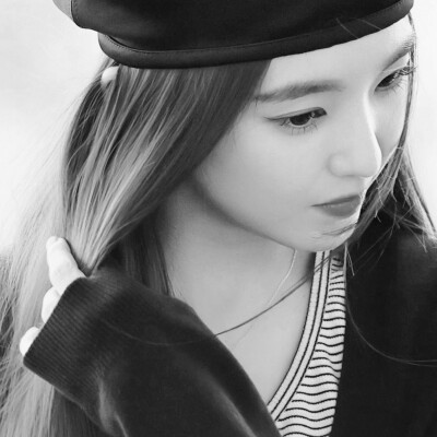 眼看八月将尽
独自越过分界线向海水步步走去
回望杂乱无章的村舍，沙丘
欢乐和忧愁，时光流逝