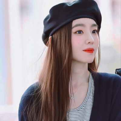 眼看八月将尽
独自越过分界线向海水步步走去
回望杂乱无章的村舍，沙丘
欢乐和忧愁，时光流逝