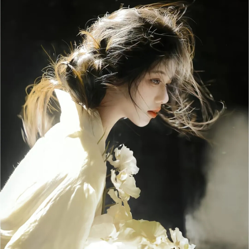 [氛围感女头]
“且将新火试新茶，诗酒趁年华”