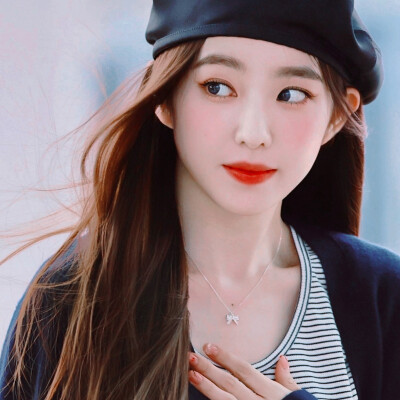 眼看八月将尽
独自越过分界线向海水步步走去
回望杂乱无章的村舍，沙丘
欢乐和忧愁，时光流逝