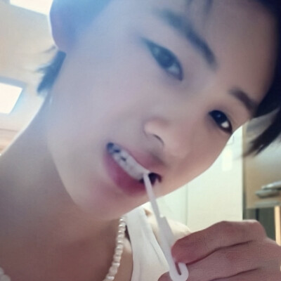 咬吸管也如此…