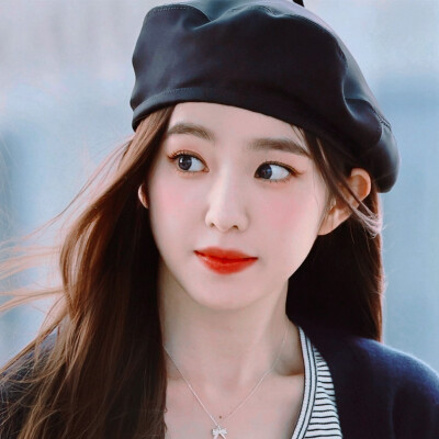 眼看八月将尽
独自越过分界线向海水步步走去
回望杂乱无章的村舍，沙丘
欢乐和忧愁，时光流逝