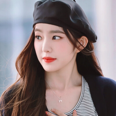 眼看八月将尽
独自越过分界线向海水步步走去
回望杂乱无章的村舍，沙丘
欢乐和忧愁，时光流逝