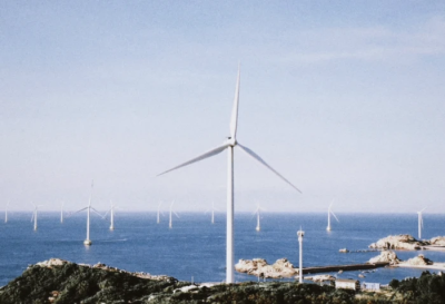 眼看八月将尽
独自越过分界线向海水步步走去
回望杂乱无章的村舍，沙丘
欢乐和忧愁，时光流逝