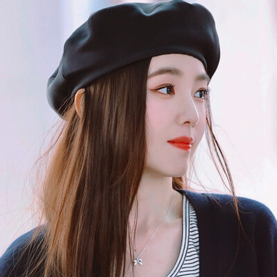 眼看八月将尽
独自越过分界线向海水步步走去
回望杂乱无章的村舍，沙丘
欢乐和忧愁，时光流逝