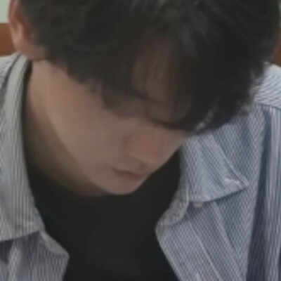 一场剧本围读下来不知道换了几个姿势