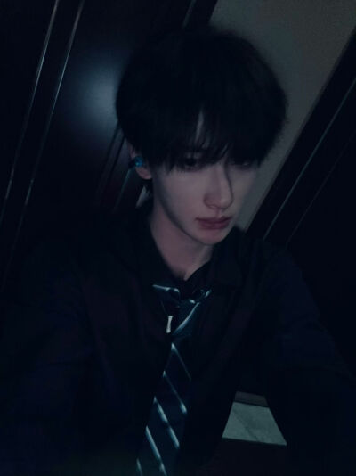 此小狐下午到家为了庆祝 所以小女子将晚上回去调一堆滤镜送你们你们想要谁的