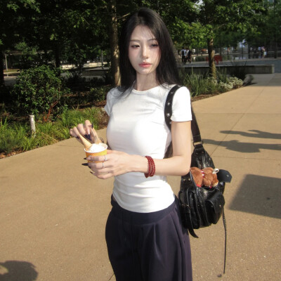 女