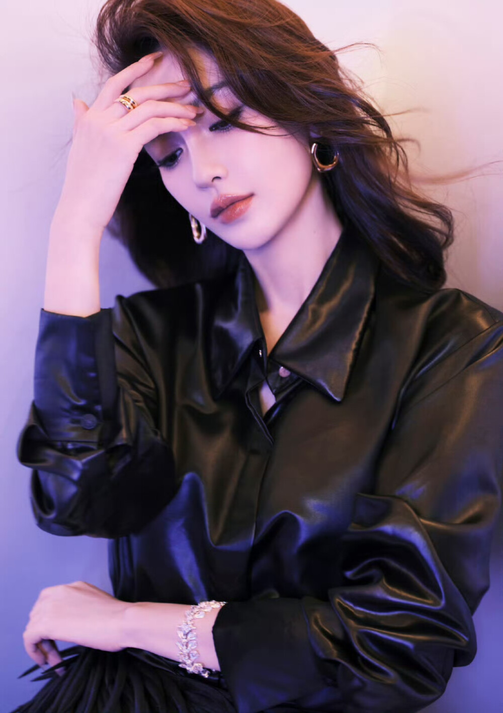 光缕缠上皮质衣摆，眼神撞碎柔光，浪漫因子在明暗褶皱里悄然生长。