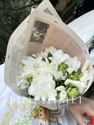 你也喜欢盛夏三白吗？
对路边有阿婆托着盘子卖茉莉、栀子、白兰的城市总是会有好感，日常用花就应该出现在街头巷尾，菜市路边。阿婆可以摘花换点小钱，女孩也可以随地买到香花簪辫子上。加上姜花，其实应该是盛夏四白，虽然是我自己偷偷加的。这四样花，每一种都是记忆里熟悉的香气，亲切好闻，让普通日常变得浪漫，眉眼也变得柔和。茉莉花泡水下肚，呼吸间就能闻到香气。川渝人用白兰花泡酒精制作驱蚊止痒水，今年我也泡了一瓶。姜花娇嫩脆弱，听说可以炒鸡蛋打汤吃，我实在舍不得吃它，日日给它洒水又任由短暂花期流逝。栀子花已经过季很久，在我家乡的山上，野生栀子很多，花瓣当蔬菜，果实做药材，我总在四月摘一大把插在家里。