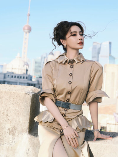 发梢缠着外滩暖阳，东方明珠的鎏光沾上衣角。