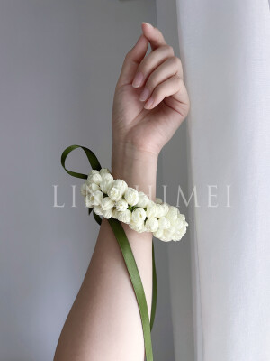 你也喜欢盛夏三白吗？
对路边有阿婆托着盘子卖茉莉、栀子、白兰的城市总是会有好感，日常用花就应该出现在街头巷尾，菜市路边。阿婆可以摘花换点小钱，女孩也可以随地买到香花簪辫子上。加上姜花，其实应该是盛夏四白，虽然是我自己偷偷加的。这四样花，每一种都是记忆里熟悉的香气，亲切好闻，让普通日常变得浪漫，眉眼也变得柔和。茉莉花泡水下肚，呼吸间就能闻到香气。川渝人用白兰花泡酒精制作驱蚊止痒水，今年我也泡了一瓶。姜花娇嫩脆弱，听说可以炒鸡蛋打汤吃，我实在舍不得吃它，日日给它洒水又任由短暂花期流逝。栀子花已经过季很久，在我家乡的山上，野生栀子很多，花瓣当蔬菜，果实做药材，我总在四月摘一大把插在家里。