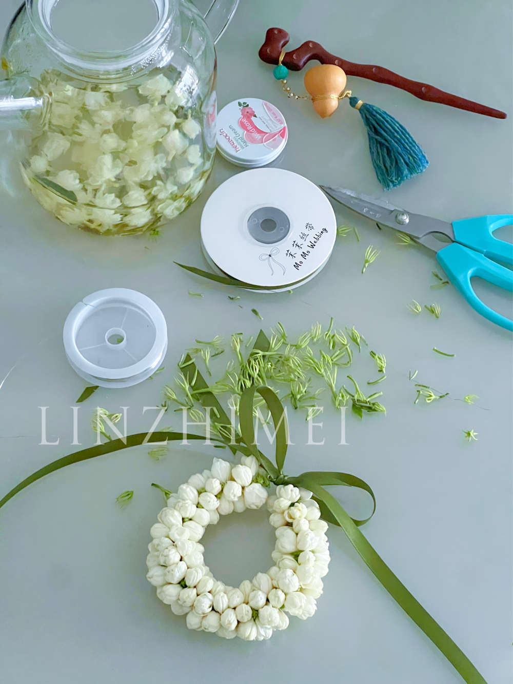 你也喜欢盛夏三白吗？
对路边有阿婆托着盘子卖茉莉、栀子、白兰的城市总是会有好感，日常用花就应该出现在街头巷尾，菜市路边。阿婆可以摘花换点小钱，女孩也可以随地买到香花簪辫子上。加上姜花，其实应该是盛夏四白，虽然是我自己偷偷加的。这四样花，每一种都是记忆里熟悉的香气，亲切好闻，让普通日常变得浪漫，眉眼也变得柔和。茉莉花泡水下肚，呼吸间就能闻到香气。川渝人用白兰花泡酒精制作驱蚊止痒水，今年我也泡了一瓶。姜花娇嫩脆弱，听说可以炒鸡蛋打汤吃，我实在舍不得吃它，日日给它洒水又任由短暂花期流逝。栀子花已经过季很久，在我家乡的山上，野生栀子很多，花瓣当蔬菜，果实做药材，我总在四月摘一大把插在家里。