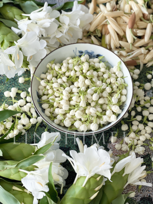 你也喜欢盛夏三白吗？
对路边有阿婆托着盘子卖茉莉、栀子、白兰的城市总是会有好感，日常用花就应该出现在街头巷尾，菜市路边。阿婆可以摘花换点小钱，女孩也可以随地买到香花簪辫子上。加上姜花，其实应该是盛夏四白，虽然是我自己偷偷加的。这四样花，每一种都是记忆里熟悉的香气，亲切好闻，让普通日常变得浪漫，眉眼也变得柔和。茉莉花泡水下肚，呼吸间就能闻到香气。川渝人用白兰花泡酒精制作驱蚊止痒水，今年我也泡了一瓶。姜花娇嫩脆弱，听说可以炒鸡蛋打汤吃，我实在舍不得吃它，日日给它洒水又任由短暂花期流逝。栀子花已经过季很久，在我家乡的山上，野生栀子很多，花瓣当蔬菜，果实做药材，我总在四月摘一大把插在家里。