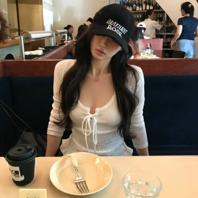 女